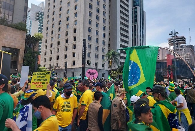 Milhares de manifestantes tomam conta da Avenida Paulista