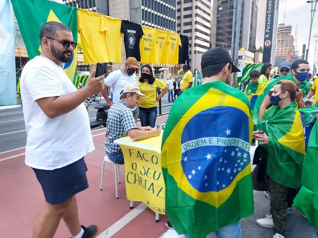 Apoiadores de Bolsonaro fazem o próprio cartaz, em SP