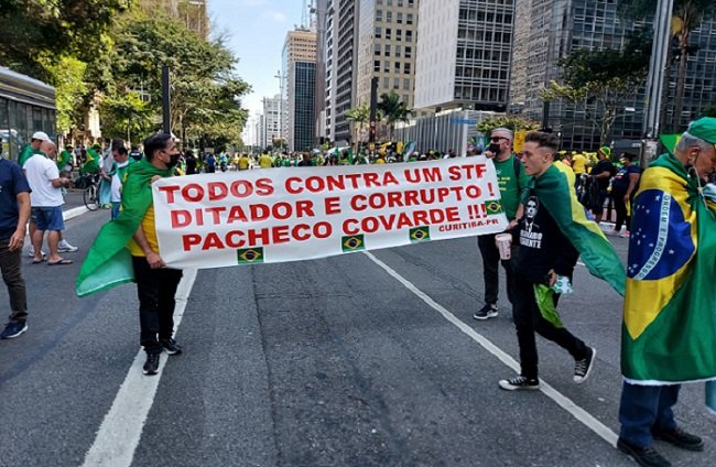 Cartazes contra o STF em ato realizado em São Paulo