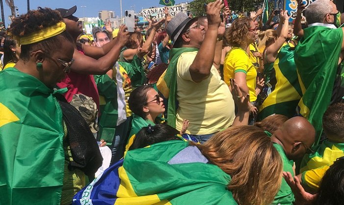 Apoiadores se ajoelham enquanto deputado reza em trio elétrico no RJ