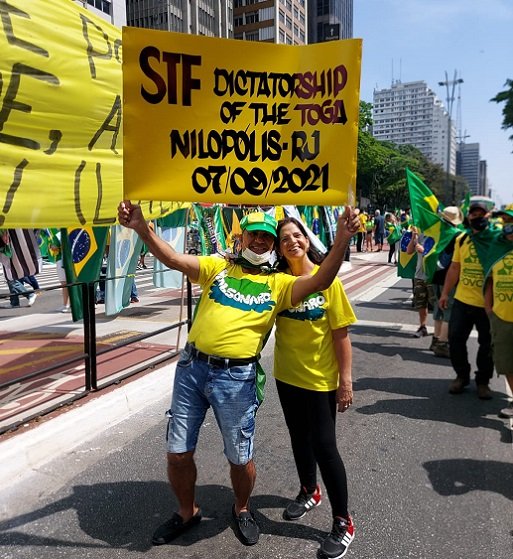 Casal bolsonarista atacou o STF com frases em inglês em protesto em SP