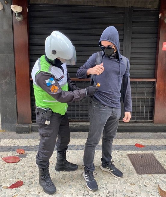 Jovem de 20 anos foi preso por policiais da Operação Copacabana Presente durante manifestação