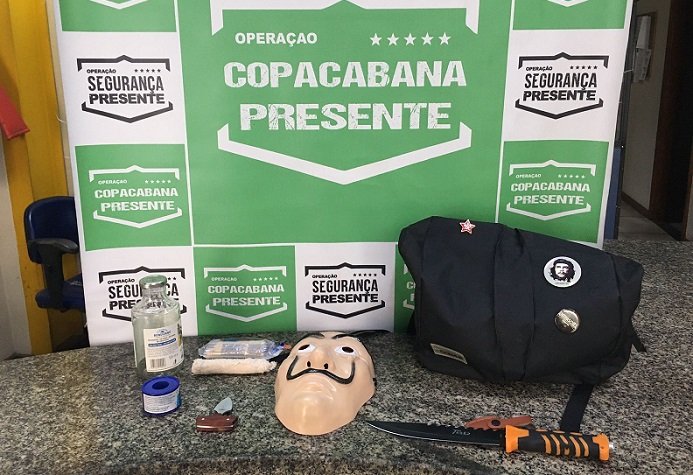 O homem estava com um facão além de uma máscara da série La Casa de Papel