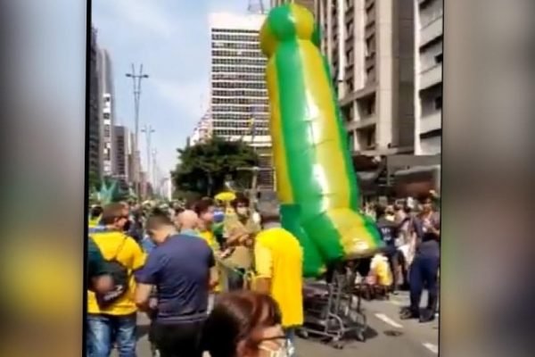 Objeto inflável gigante estava presente na manifestação na Avenida Paulista