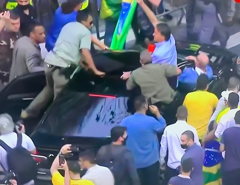 Após pronunciamento, o presidente saiu em um carro aberto e acenou aos apoiadores em SP