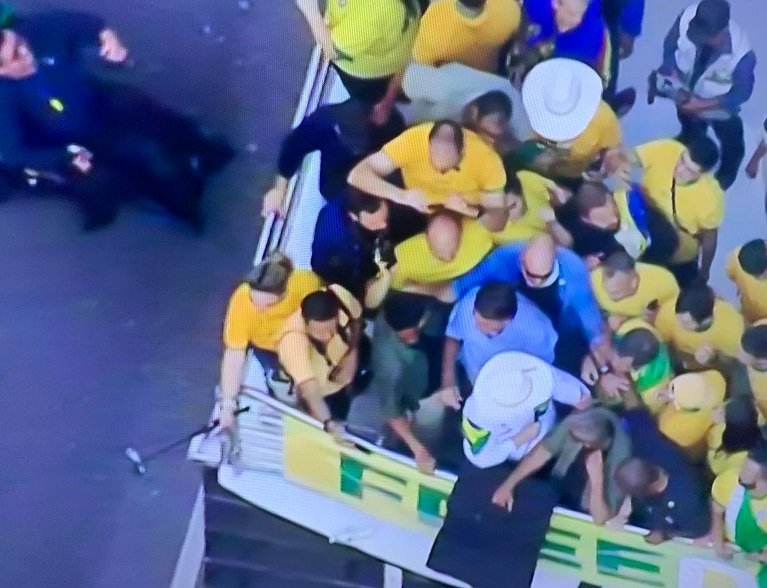 Bolsonaro em cima do trio elétrico onde discursou na Avenida Paulista