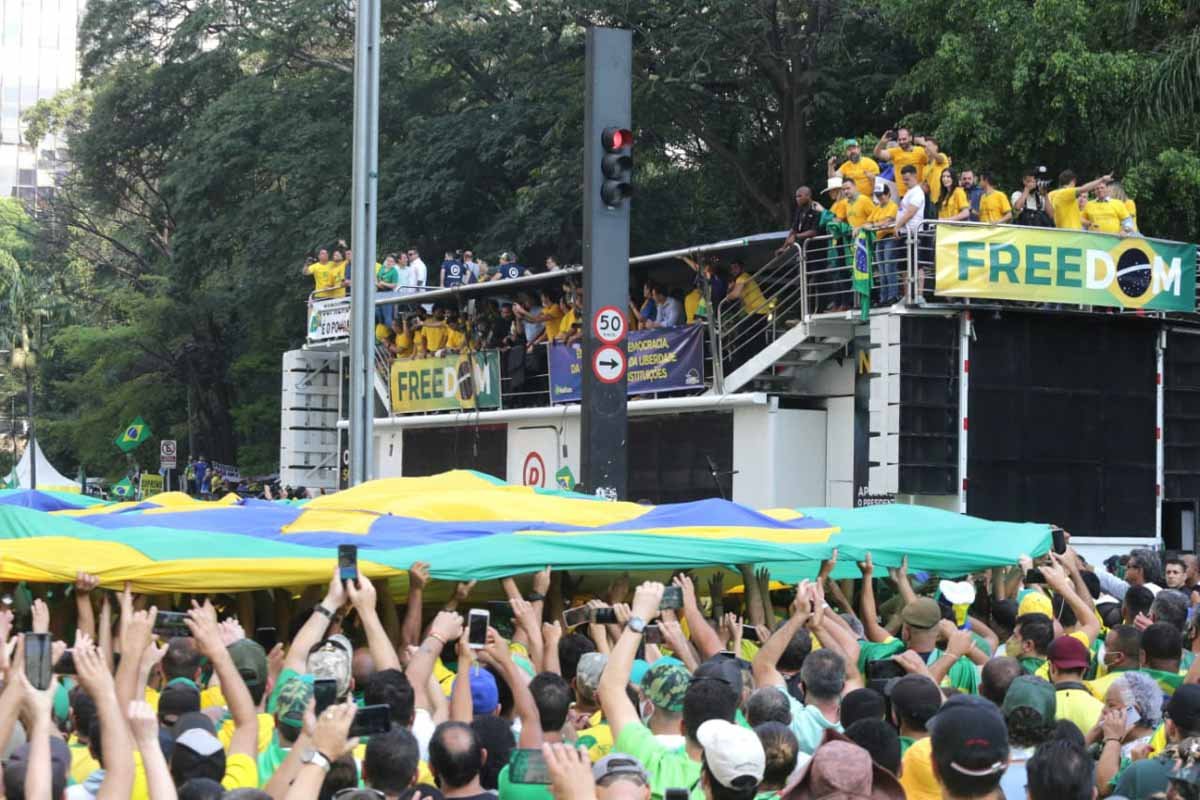 Recuo de Bolsonaro mostra fraqueza, mas ataques voltarão, avaliam