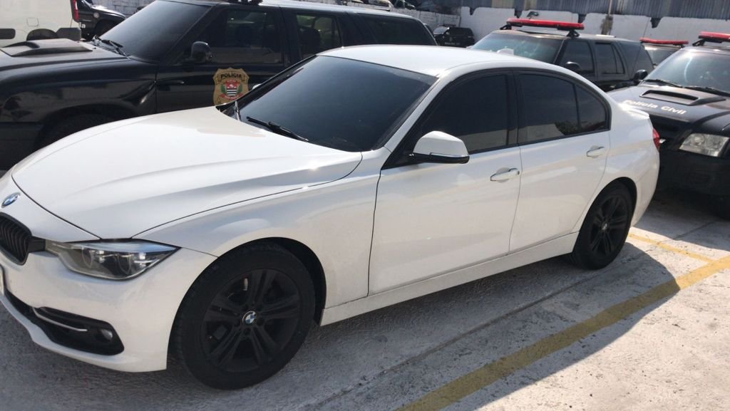 Carro de luxo apreendido com o suspeito de financiar o ataque em Araçatuba