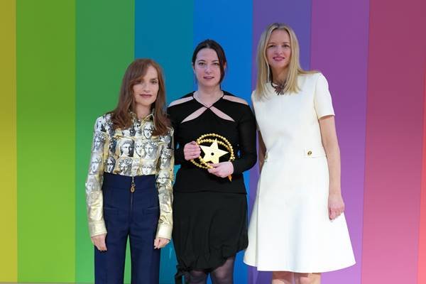 Isabelle Huppert, Nensi Dojaka e Delphine Arnault