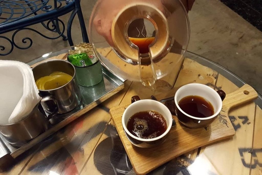 Café coado da chemex sendo colocado em xícaras