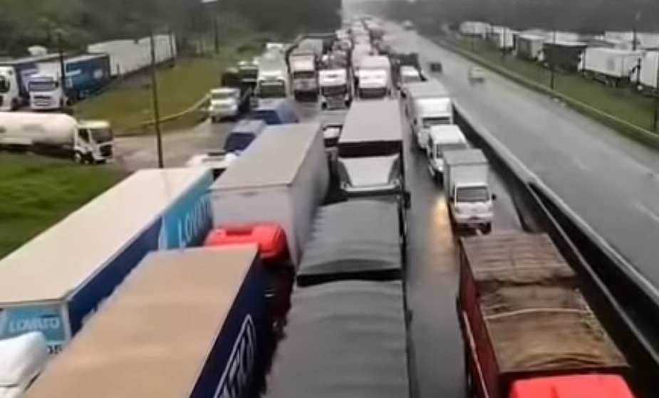 bloqueio caminhoneiros