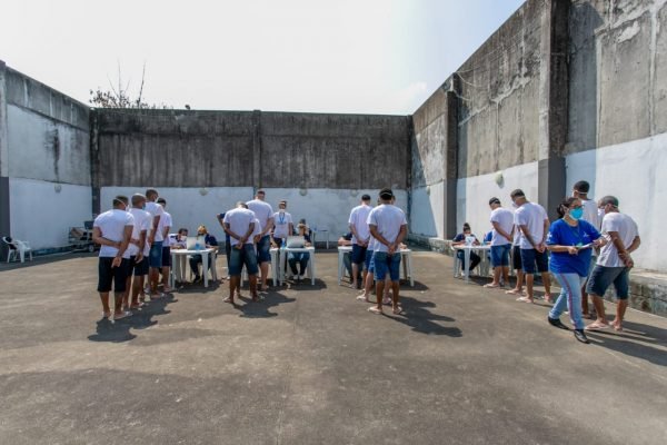 Aplicação da segunda dose contra a Covid-19 em detentos no Rio de Janeiro (4)