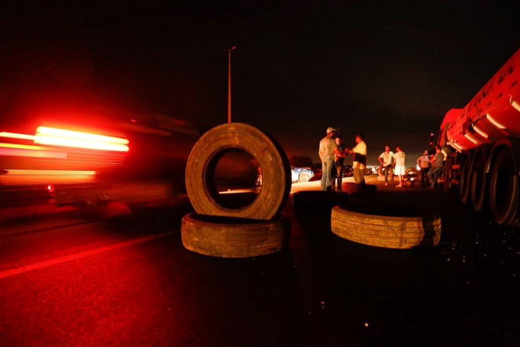 Caminhoneiros pró-Bolsonaro bloqueiam passagem de caminhões no Km 42 da GO-020. Os manifestantes estão posicionados na entrada da cidade de Bela Vista 1