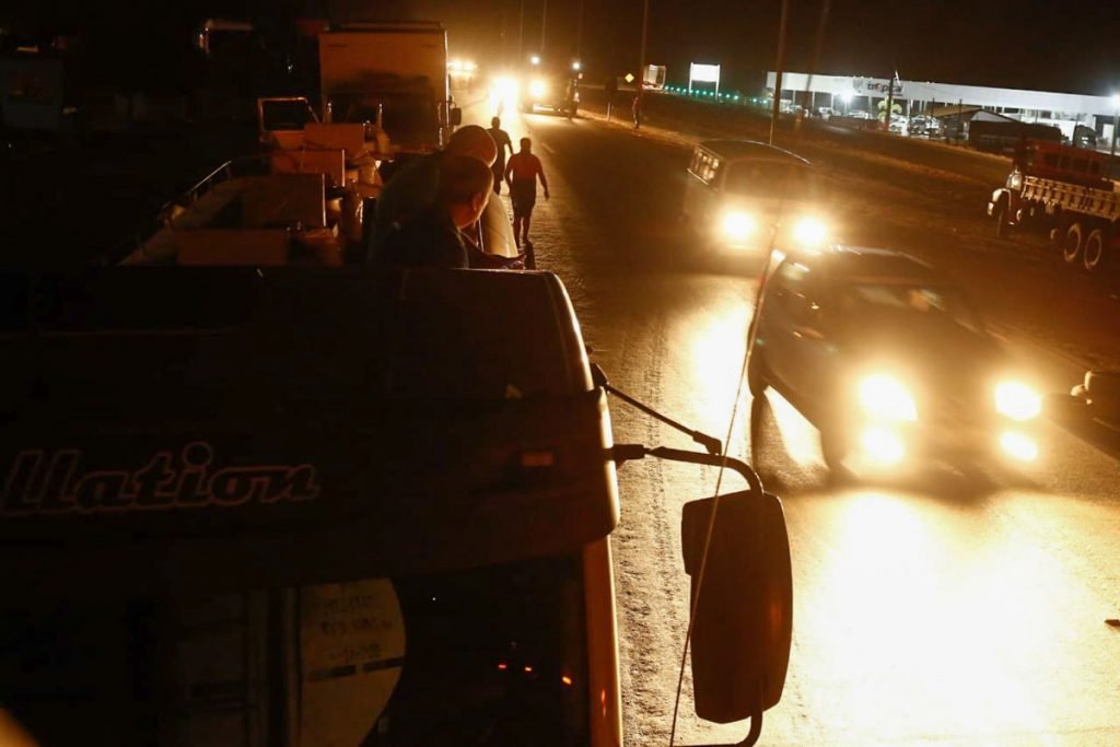 Caminhoneiros pró-Bolsonaro bloqueiam passagem de caminhões no Km 42 da GO-020. Os manifestantes estão posicionados na entrada da cidade de Bela Vista 1