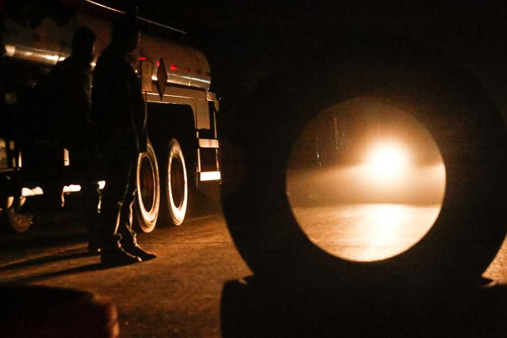 Caminhoneiros pró-Bolsonaro bloqueiam passagem de caminhões no Km 42 da GO-020. Os manifestantes estão posicionados na entrada da cidade de Bela Vista 1
