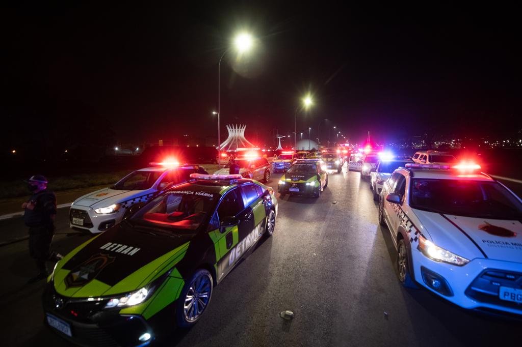 viaturas da Polícia Militar se concentram na Esplanada tentando desobstruir a área, que segue bloqueada por caminhões e pelo acampamento de manifestantes bolsonaristas 7