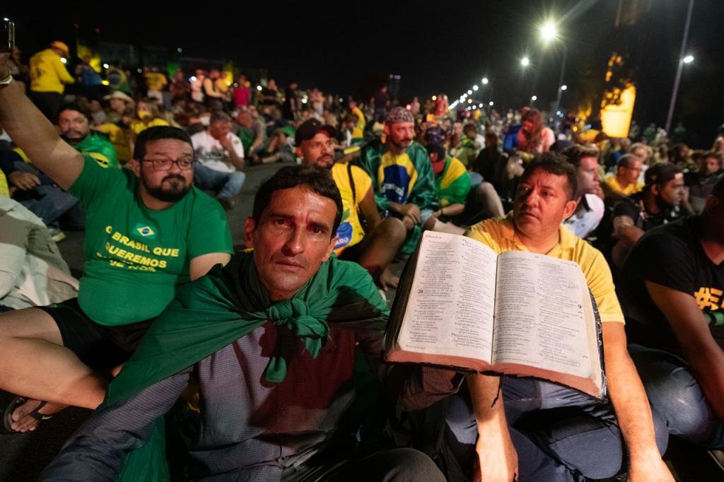 viaturas da Polícia Militar se concentram na Esplanada tentando desobstruir a área, que segue bloqueada por caminhões e pelo acampamento de manifestantes bolsonaristas 7