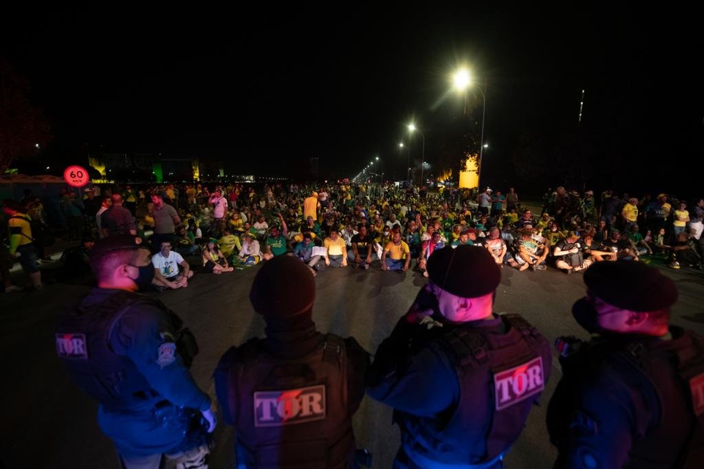 viaturas da Polícia Militar se concentram na Esplanada tentando desobstruir a área, que segue bloqueada por caminhões e pelo acampamento de manifestantes bolsonaristas 7
