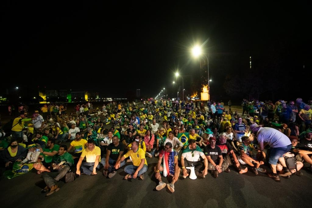 viaturas da Polícia Militar se concentram na Esplanada tentando desobstruir a área, que segue bloqueada por caminhões e pelo acampamento de manifestantes bolsonaristas 7