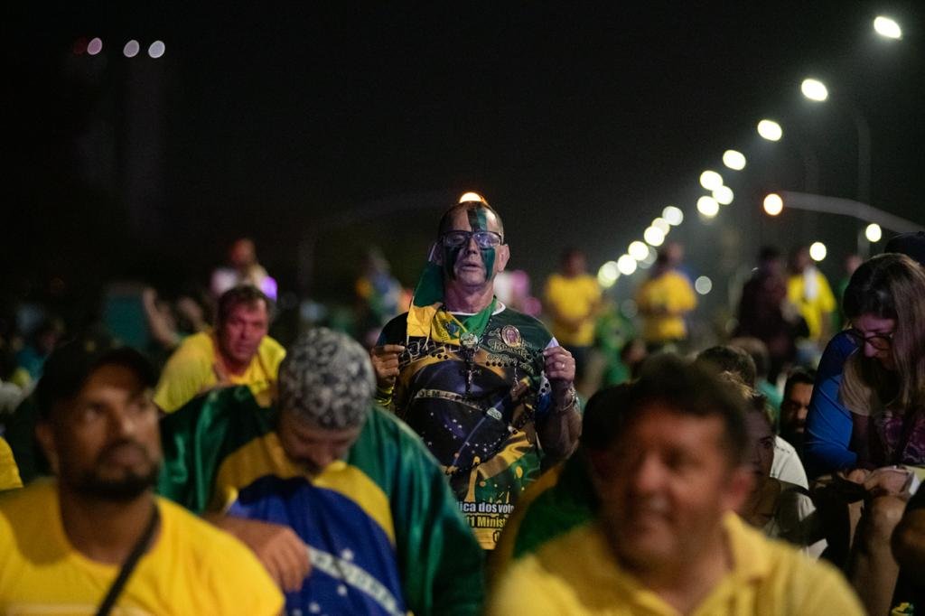 viaturas da Polícia Militar se concentram na Esplanada tentando desobstruir a área, que segue bloqueada por caminhões e pelo acampamento de manifestantes bolsonaristas 7