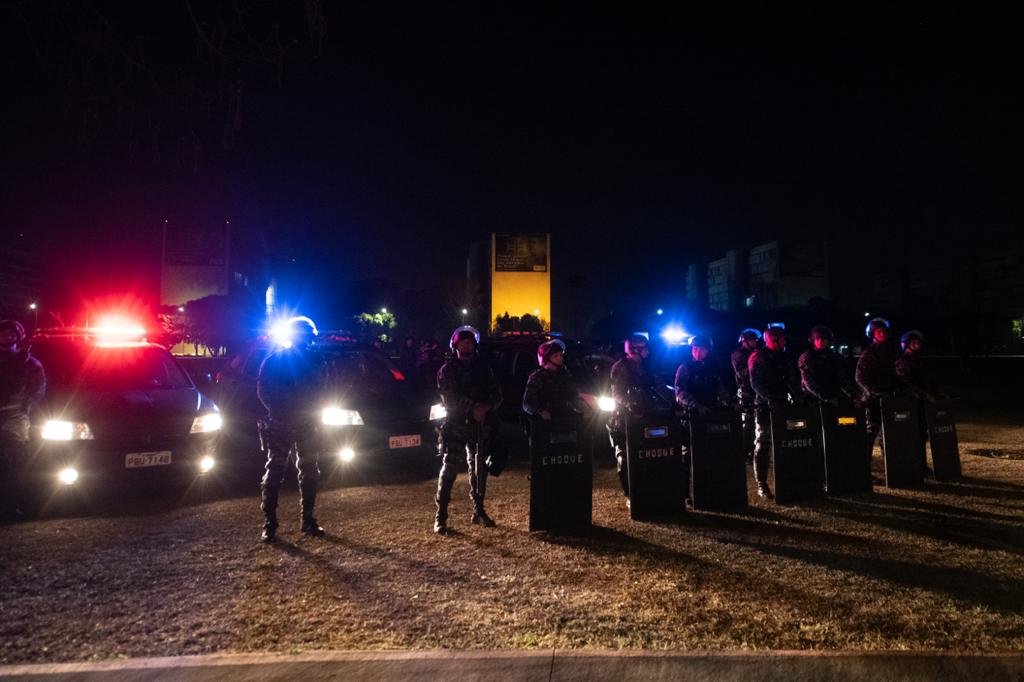 viaturas da Polícia Militar se concentram na Esplanada tentando desobstruir a área, que segue bloqueada por caminhões e pelo acampamento de manifestantes bolsonaristas 7