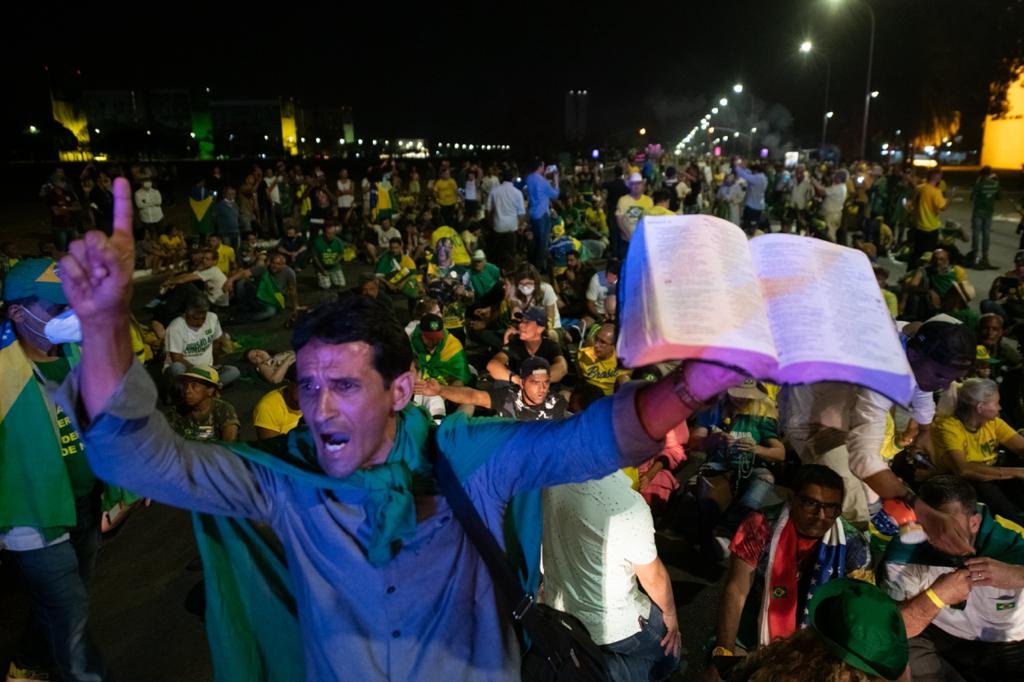 viaturas da Polícia Militar se concentram na Esplanada tentando desobstruir a área, que segue bloqueada por caminhões e pelo acampamento de manifestantes bolsonaristas