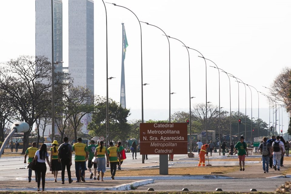 Manifestantes na Esplanada dos Ministérios