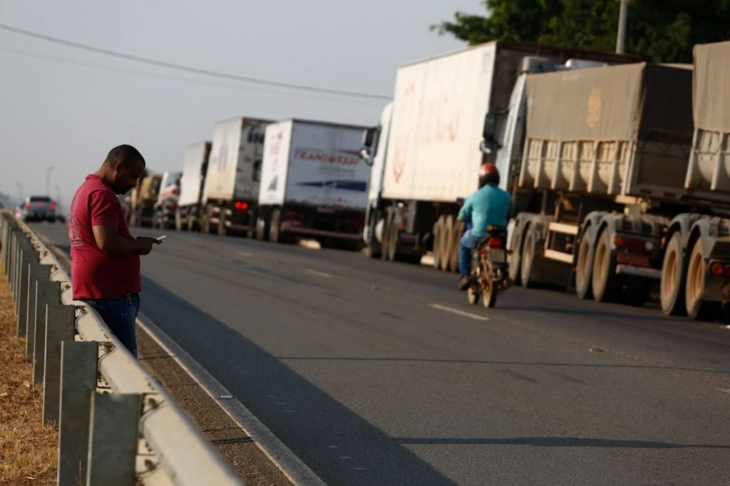 Bloqueio de caminhoneiros em Goiás, na GO-020