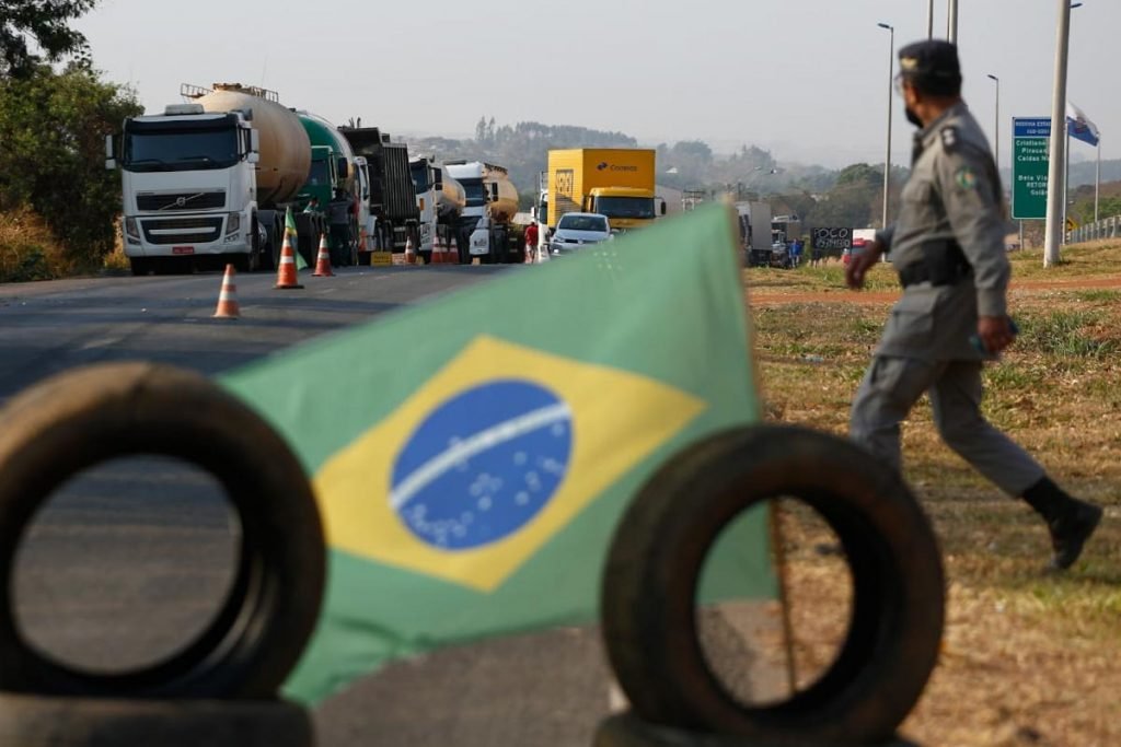 Bloqueio de caminhoneiros em Goiás, na GO-020