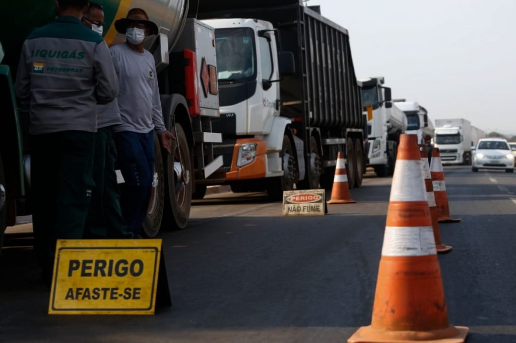 Bloqueio de caminhoneiros em Goiás, na GO-020