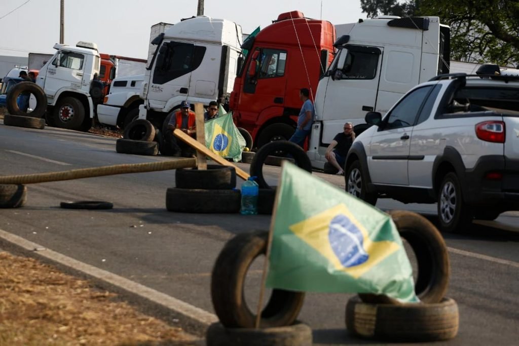 Bloqueio de caminhoneiros em Goiás, na GO-020