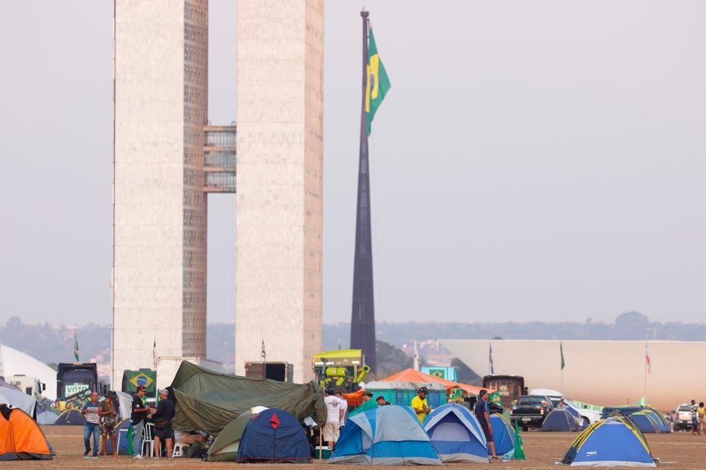Caminhoneiros e apoiadores do governo continuam acampanados na Esplanada dos Ministérios