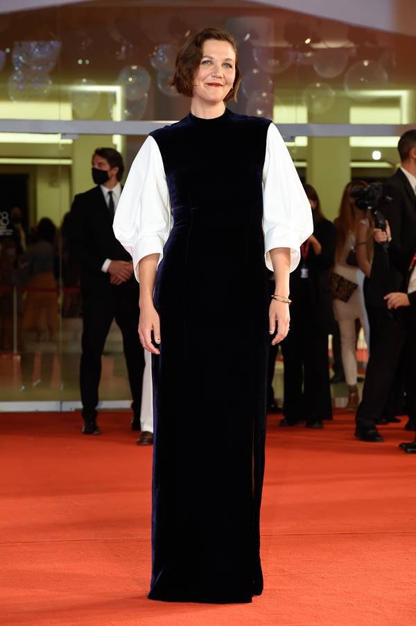 Maggie Gyllenhaal, de Prada, no Festival de Veneza 2021