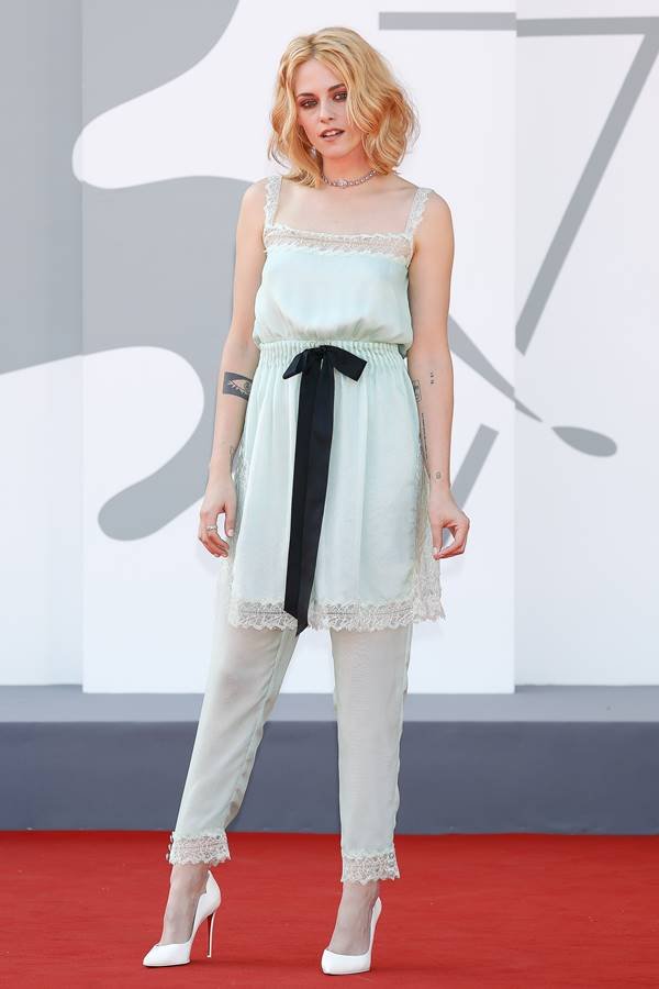 Kristen Stewart, de Chanel alta-costura, no Festival de Veneza 2021