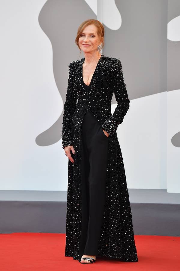Isabelle Huppert, de Armani Prive, no Festival de Veneza 2021