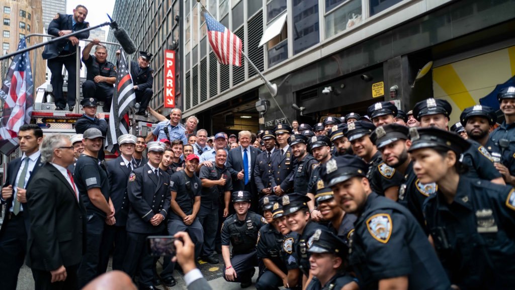 Trump visita policiais de NY no 11 de setembro e fala de planos eleitorais