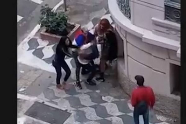 Gangue de travestis assalta homem no centro de SP