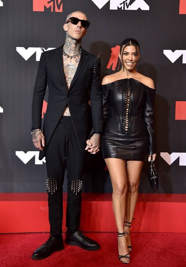 Travis Barker e Kourtney Kardashian, ela vestindo Olivier Theyskens