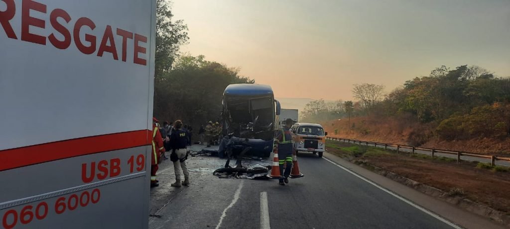 Colisão na BR-060 deixa cinco pessoas feridas