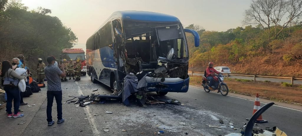 Colisão na BR-060 deixa cinco pessoas feridas