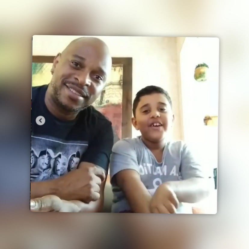Jimmy, baterista do Molejo, ao lado do filho George, de 7 anos, que tem autismo