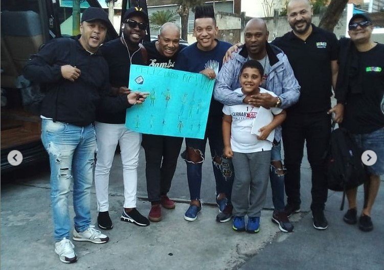 Jimmy, baterista do Molejo, ao lado do filho George, de 7 anos, que tem autismo