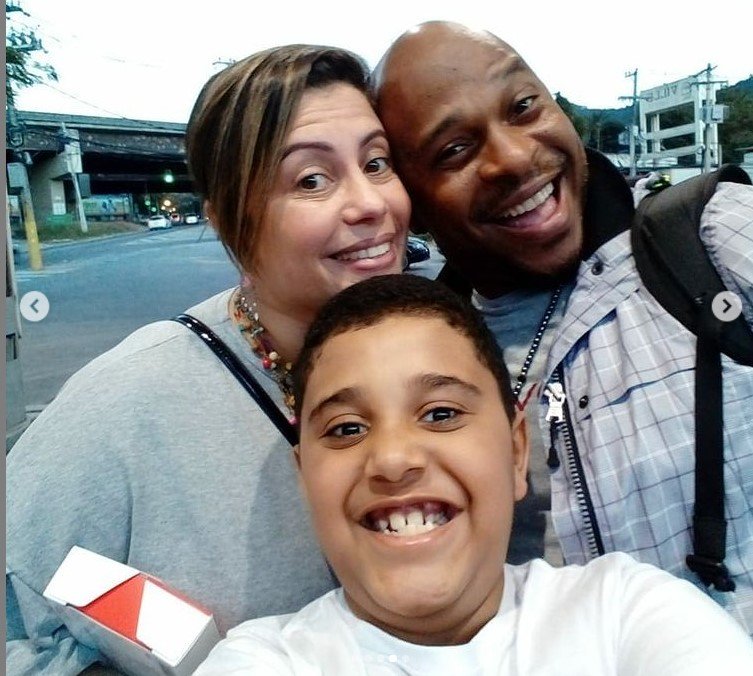 Jimmy, baterista do Molejo, ao lado do filho George, de 7 anos, que tem autismo