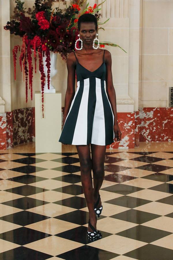 Na imagem com cor, modelo negra desfila para Carolina Herrera - Metrópoles
