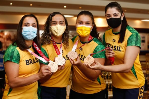 Ganhadoras de bronze nas Paralímpiadas de Tóquio são aplaudidas em GO