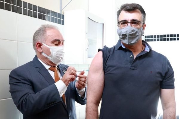 Marcelo Queiroga vacina Carlos França contra a Covid