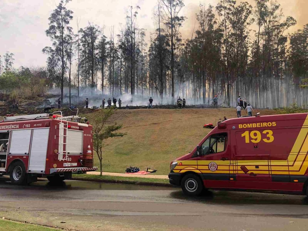 Queda de avião mata sete pessoas e prova incêndio