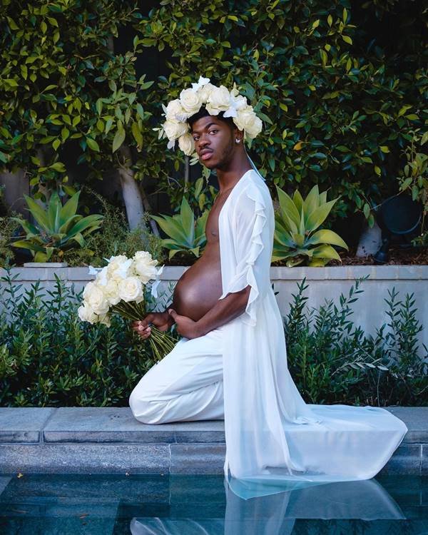 thumb-poster-3x2-89 Rapper Lil Nas X aparece com roupa branca em tapete vermelho do Grammys