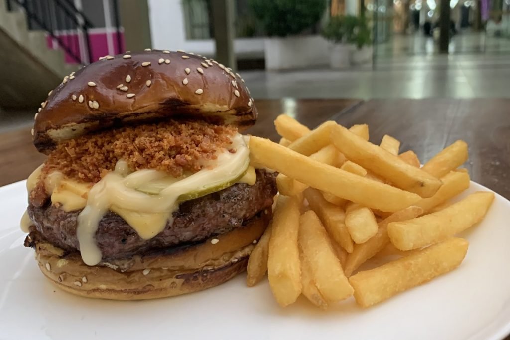 HAMBURGUERIA O BURGUÊS - PEDIMOS HAMBURGUERS E A SOBREMESA