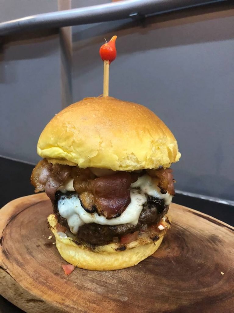 hamburguer com bacon e pimenta